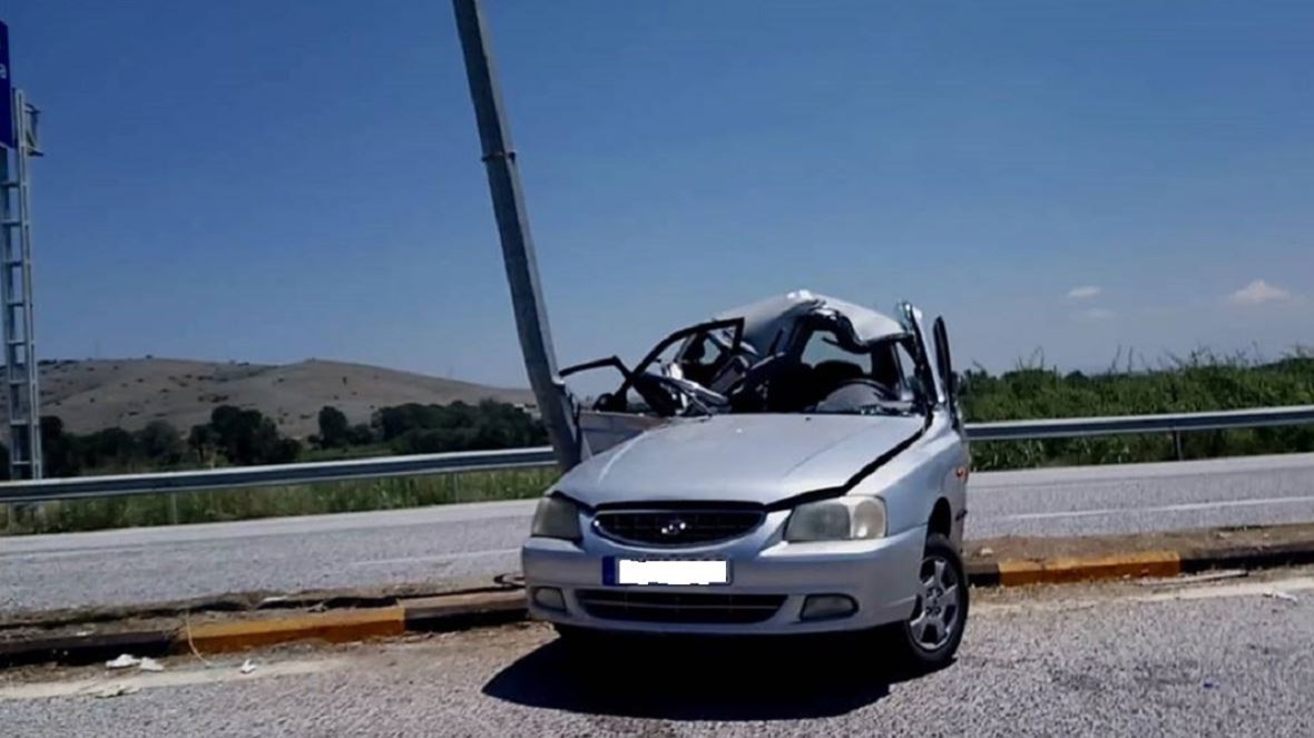 Σφοδρό τροχαίο στη Λάρισα – Αυτοκίνητο καρφώθηκε σε κολόνα – ΦΩΤΟ
