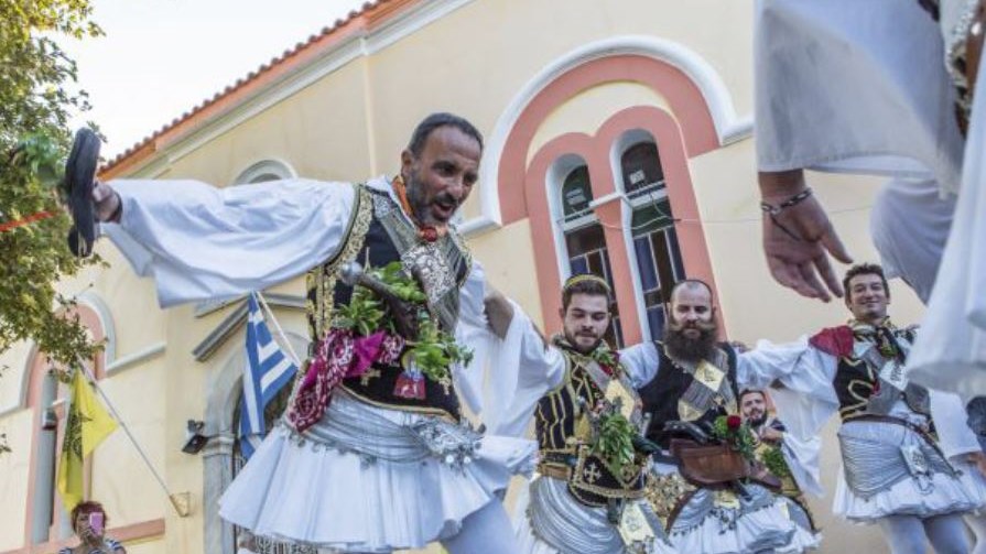 Έκλεψε καρδιές ο Νίκος Αλιάγας – Ντύθηκε τσολιάς και χόρεψε τσάμικο στην Αμοργό – ΒΙΝΤΕΟ