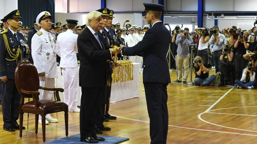 Ο Προκόπης Παυλόπουλος επέδωσε τα ξίφη στους νέους σημαιοφόρους του Πολεμικού Ναυτικού – ΒΙΝΤΕΟ