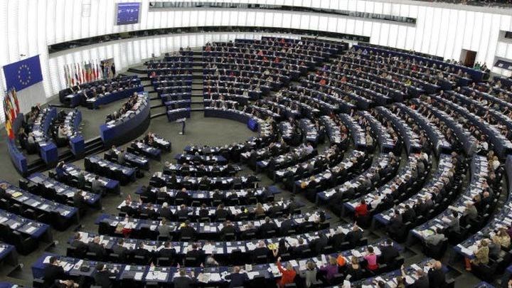 Ακριβά δείπνα, σαμπάνιες και δώρα – Το “πάρτι” των ακροδεξιών κομμάτων με ευρωπαϊκά κονδύλια