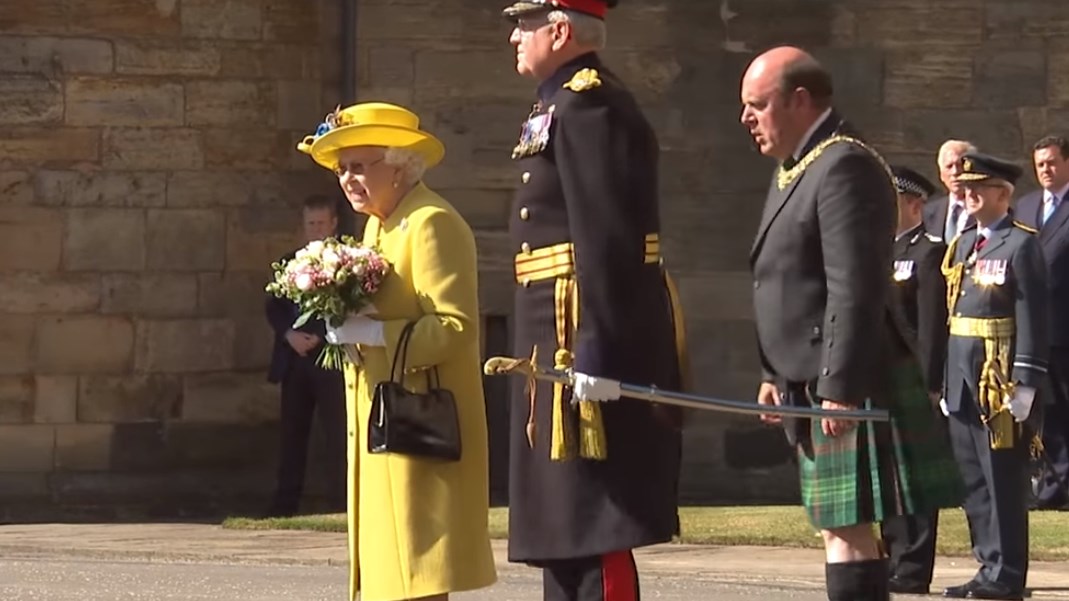 Η πρώτη εμφάνιση της βασίλισσας Ελισάβετ μετά την ασθένεια της – ΒΙΝΤΕΟ