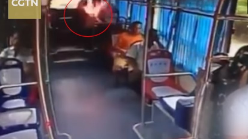 Τρόμος για επιβάτη λεωφορείου – Εξερράγη το powerbank στα χέρια του – ΒΙΝΤΕΟ