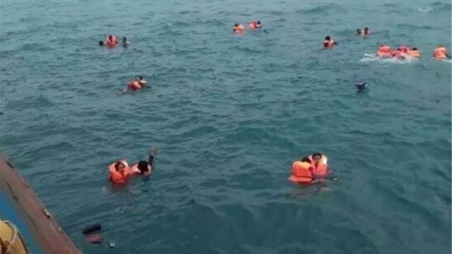 Ναυάγιο στα ανοιχτά της Ινδονησίας με 12 νεκρούς – Τρομοκρατημένοι επιβάτες πηδούσαν στη θάλασσα – ΦΩΤΟ – ΒΙΝΤΕΟ