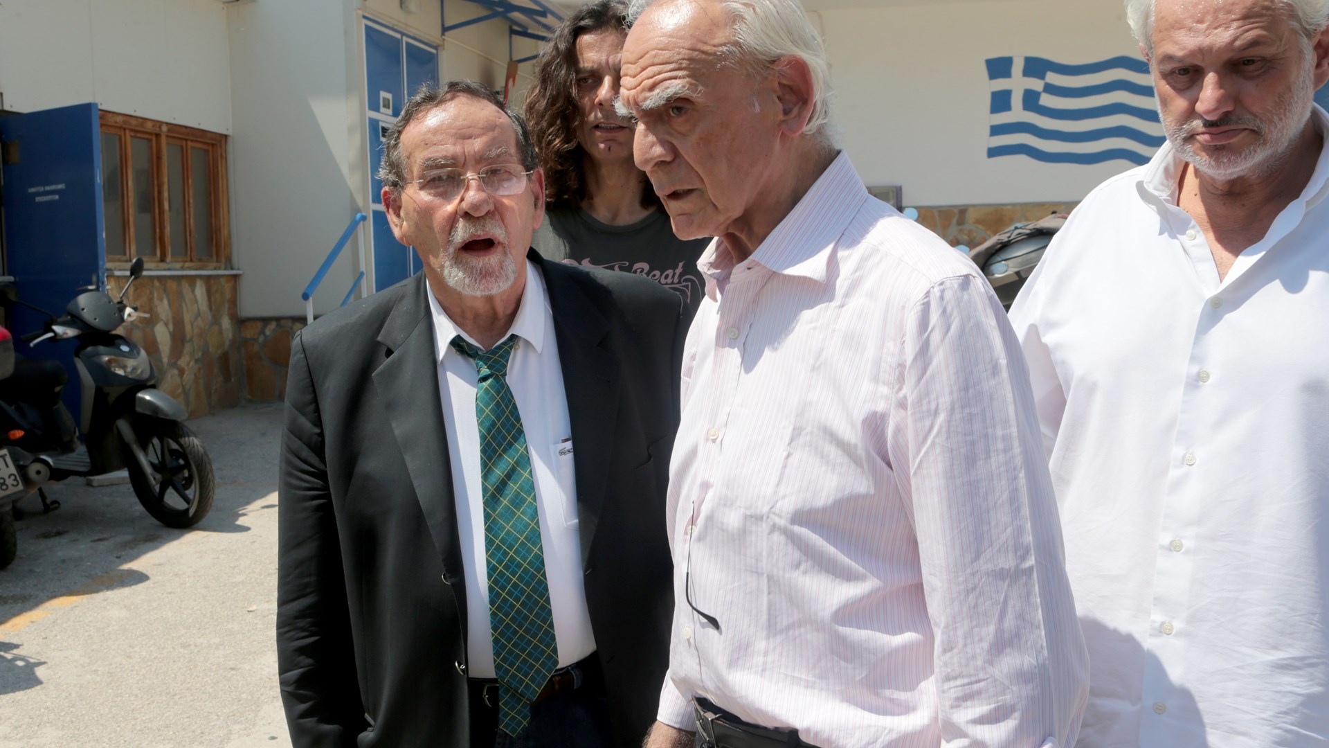 Βγήκε από τη φυλακή ο Άκης Τσοχατζόπουλος – “Δεν είμαι στα καλύτερά μου” δήλωσε καταβεβλημένος – ΒΙΝΤΕΟ