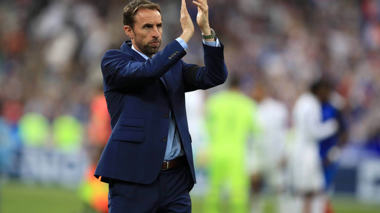 Οι Βρετανοί αγοράζουν σαν τρελοί σακάκια – Δεν φαντάζεστε γιατί