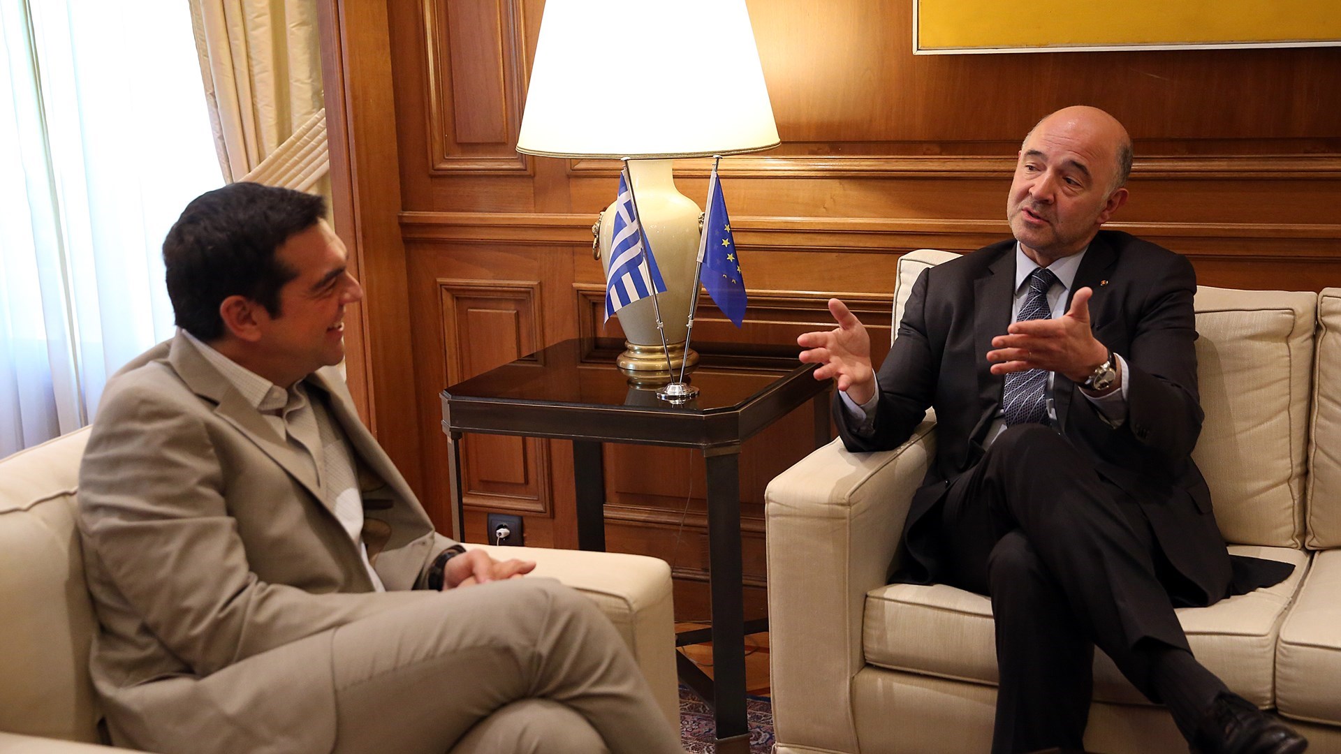 Το αστείο του Μοσκοβισί στον Τσίπρα για τη γραβάτα