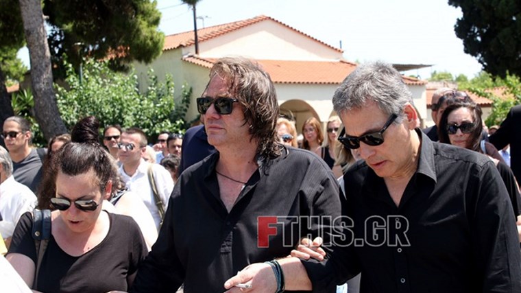 Θρήνος στην κηδεία της Τζέσυς Παπουτσή – ΦΩΤΟ