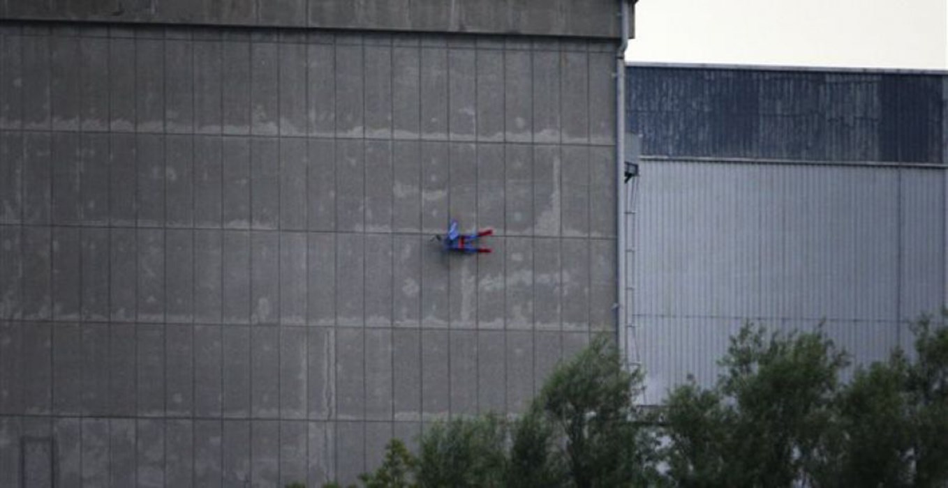 H Greenpeace έριξε τηλεχειριζόμενη ιπτάμενη συσκευή σε πυρηνικό σταθμό