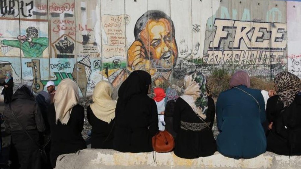 Χιλιάδες Παλαιστίνιες σε διαδήλωση στο τείχος που χωρίζει τη Λωρίδα από το Ισραήλ –  17 τραυματισμοί