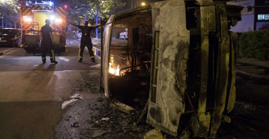 Ένταση και επεισόδια στη Γαλλία για τον θάνατο 22χρονου από πυρά αστυνομικού – Τι απαντά η αστυνομία