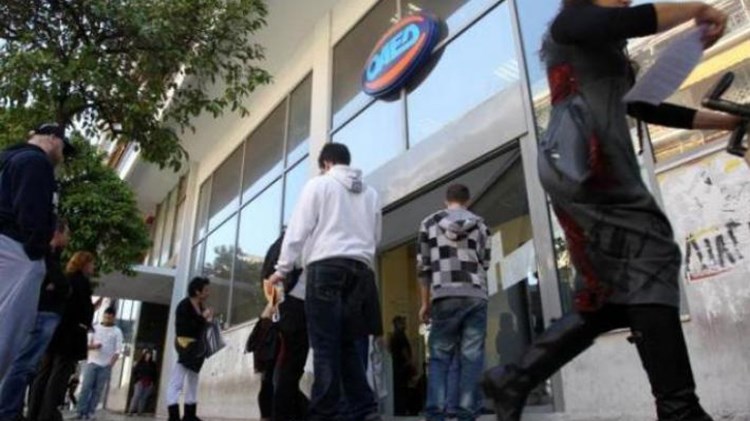 ΟΑΕΔ: 405 ευρώ το μήνα σε 450 δικαιούχους – Ποιους αφορά