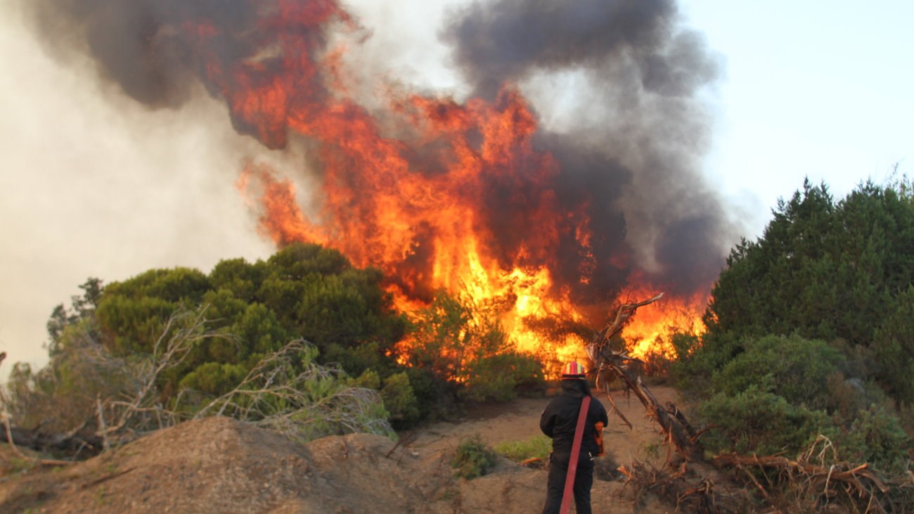 Μεγάλη φωτιά σε χωριό στα Χανιά – Απειλούνται σπίτια