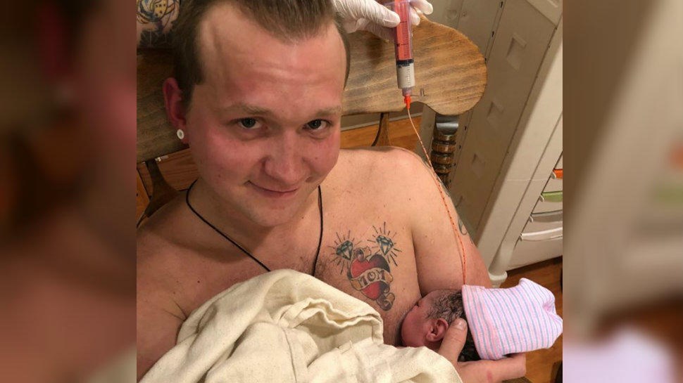 Πατέρας θήλασε την κόρη του – ΦΩΤΟ