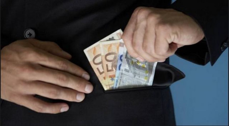 Απατεώνας πήγε ηλικιωμένη στην τράπεζα για να τη ληστέψει – Την έσωσε υπάλληλος