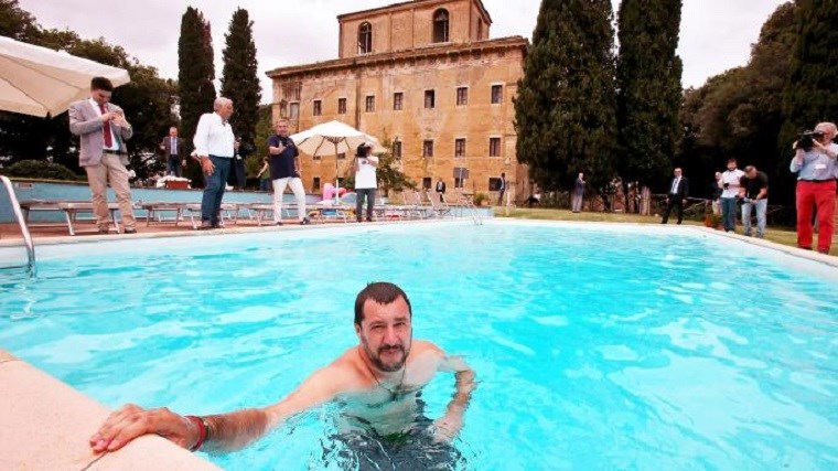 Σόου του Σαλβίνι – Οι βουτιές σε πισίνα μαφιόζου και οι δηλώσεις για τα… σώβρακα – ΒΙΝΤΕΟ