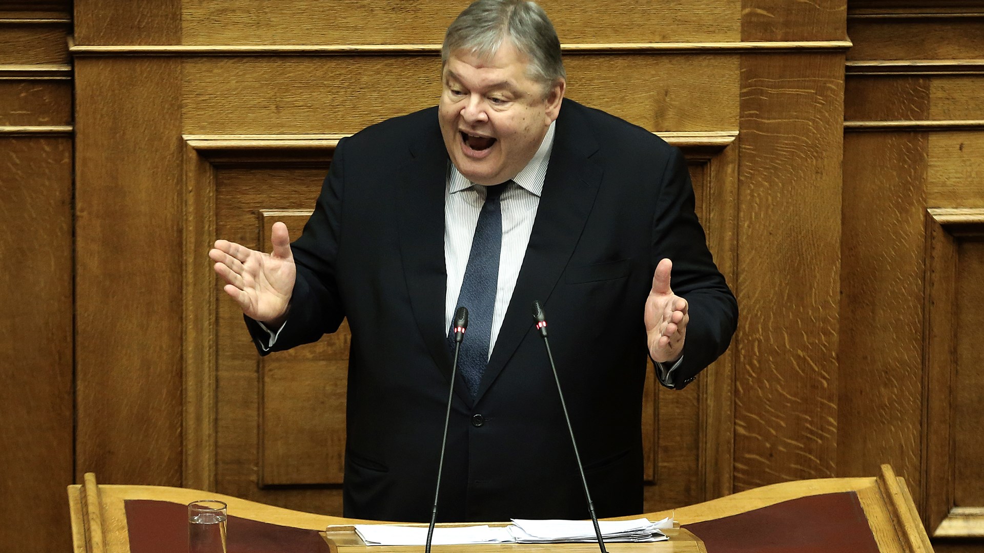 Βενιζέλος κατά Καμμένου: Γελοιοποιεί και τον ρόλο του ως κυβερνητικού εταίρου και ως υπουργού Άμυνας