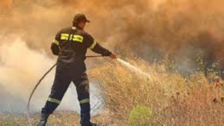 Σε εξέλιξη μεγάλη πυρκαγιά στην Κάρυστο- ΤΩΡΑ