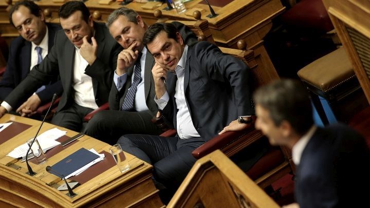 Προ ημερησίας διατάξεως συζήτηση στη Βουλή- Σύγκρουση κορυφής για την οικονομία και τη συμφωνία των Πρεσπών- Τι προβλέπει ο Κανονισμός της Βουλής