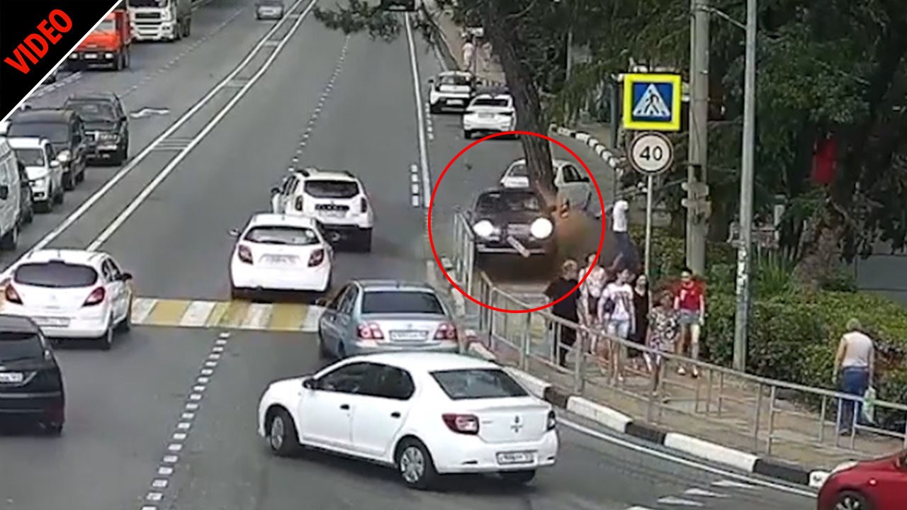 Bίντεο που σοκάρει – Αυτοκίνητο παρασύρει πεζούς στο Σότσι – Ένας νεκρός