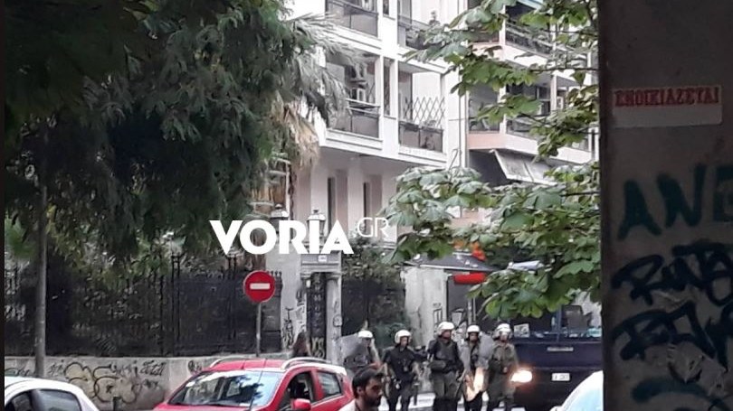 Επεισόδια στη Θεσσαλονίκη μεταξύ κουκουλοφόρων και διαδηλωτών που διαμαρτύρονταν για τη συμφωνία με τα Σκόπια – ΦΩΤΟ – ΒΙΝΤΕΟ