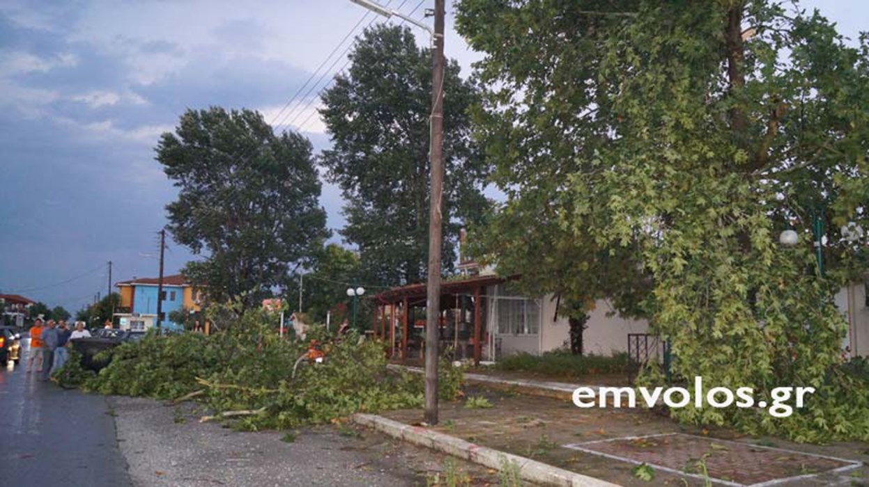 Εικόνες καταστροφής από την θεομηνία στα Τρίκαλα – Ανεμοστρόβιλος “σάρωσε” τα πάντα – ΒΙΝΤΕΟ – ΦΩΤΟ