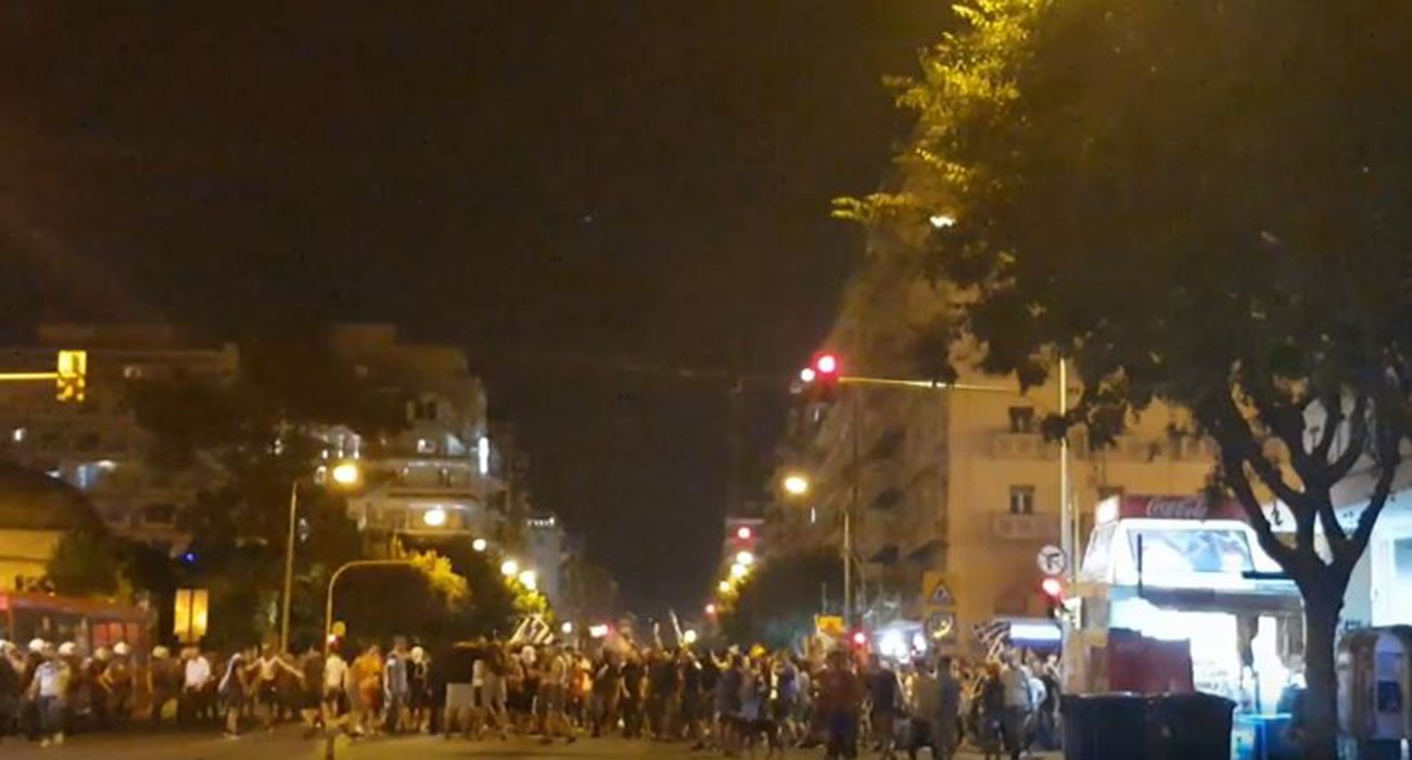 Μπροστά στα γραφεία του ΣΥΡΙΖΑ Θεσσαλονίκης η πορεία για τη Μακεδονία – Τραυματίστηκε αστυνομικός  από ρίψη πέτρας διαδηλωτών