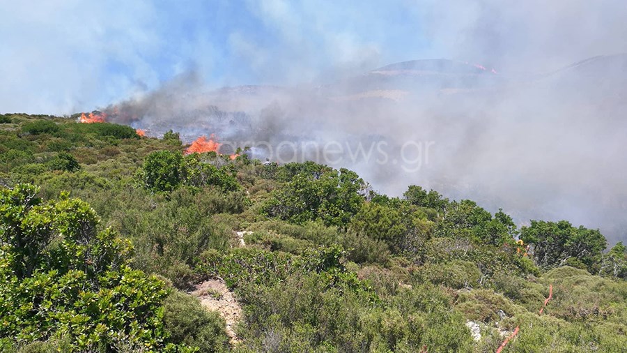 Για δεύτερη ημέρα σε εξέλιξη η πυρκαγιά στη Σπίνα Χανίων – ΦΩΤΟ