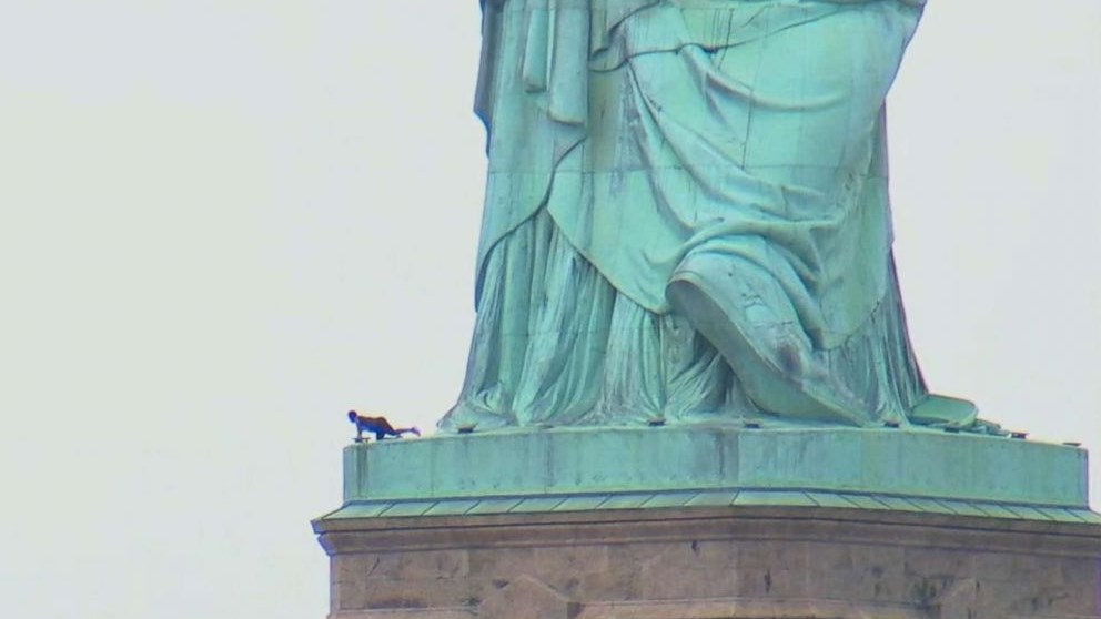 Δείτε καρέ -καρέ την επιχείρηση της αστυνομίας για να απομακρυνθεί από το Άγαλμα της Ελευθερίας μια γυναίκα που τα “έβαλε” με τον Τραμπ- ΒΙΝΤΕΟ