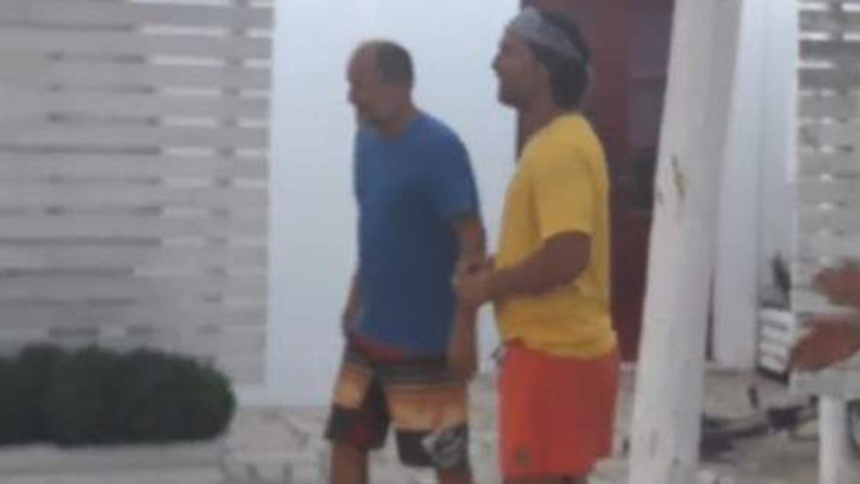 Ο Μάθιου Μακόναχι παίζει ποδόσφαιρο με τα παιδιά του στην Αντίπαρο – ΒΙΝΤΕΟ