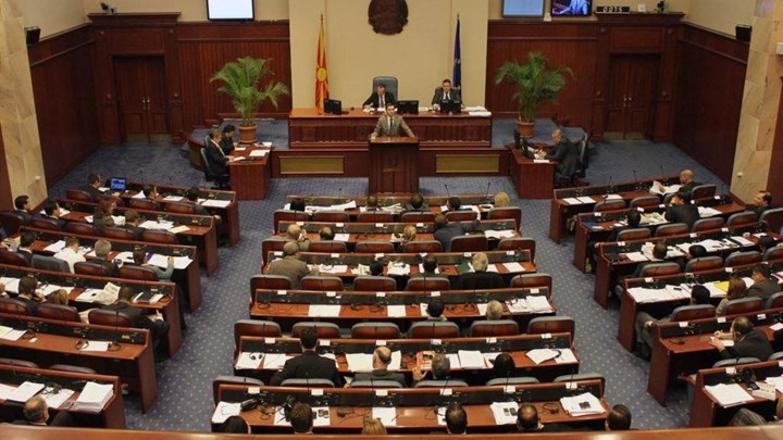 Κυρώθηκε εκ νέου η συμφωνία των Πρεσπών από τη Βουλή των Σκοπίων