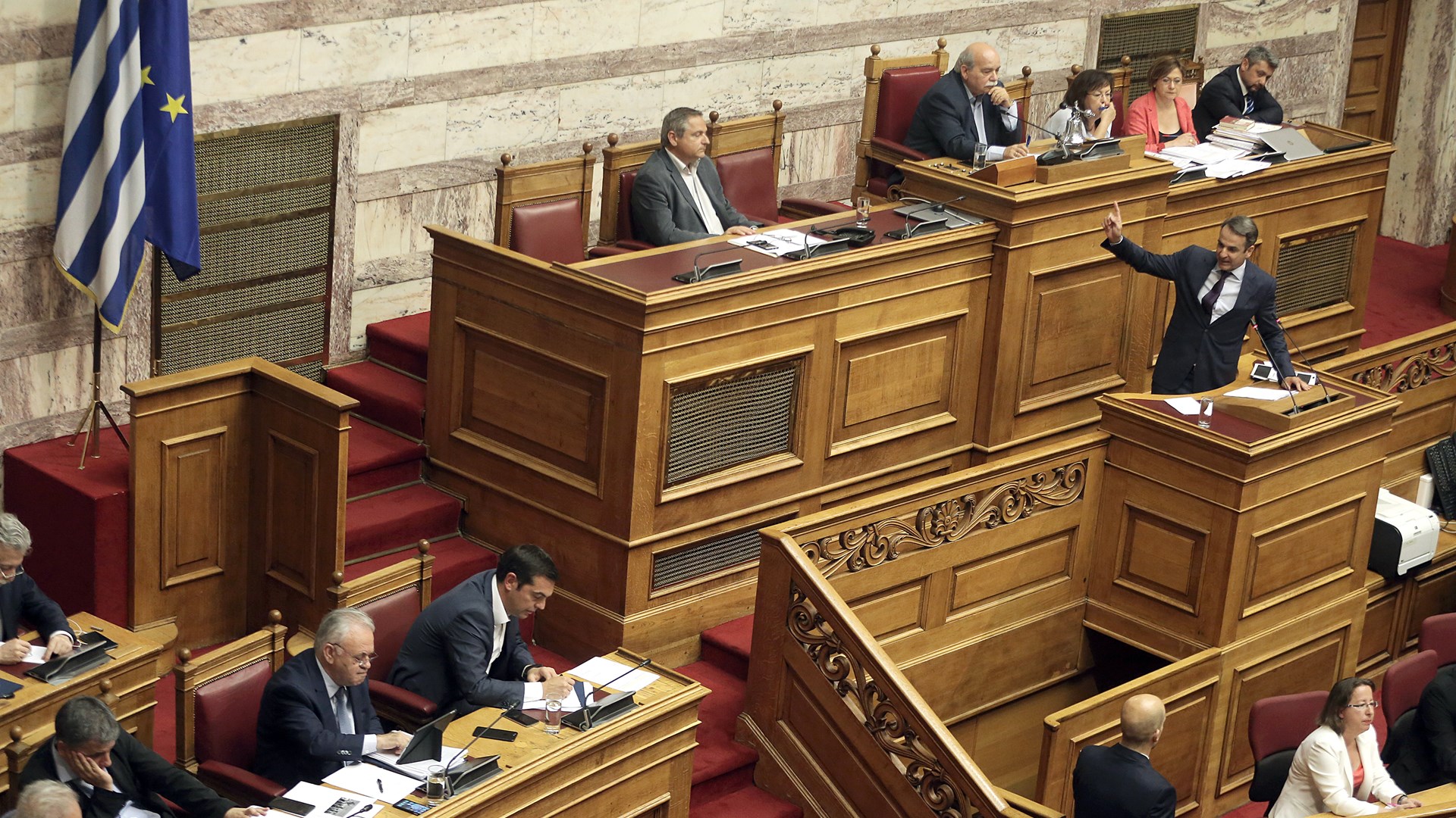 Τσίπρας: Πολιτικό κατασκεύασμα των επιχειρηματιών ο Μητσοτάκης – «Είστε άθλιος συκοφάντης» η απάντηση του προέδρου της ΝΔ