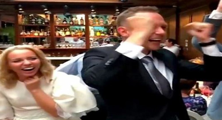 Τυχερός ο γαμπρός…πήρε κορίτσι που βλέπει μπάλα – Σταμάτησαν τον γάμο τους για να δουν Μουντιάλ