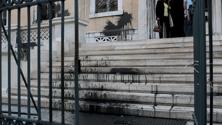 Ο Ρουβίκωνας τα σπάει…εμείς τα πληρώνουμε – Δείτε πόσο θα μας κοστίσει το “ντου” στο ΣτΕ