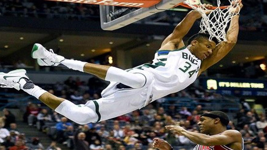 Τεράστιος Γιάννης Αντετοκούνμπο – Βοήθησε ηλικιωμένο που κατέρρευσε στο δρόμο – ΦΩΤΟ