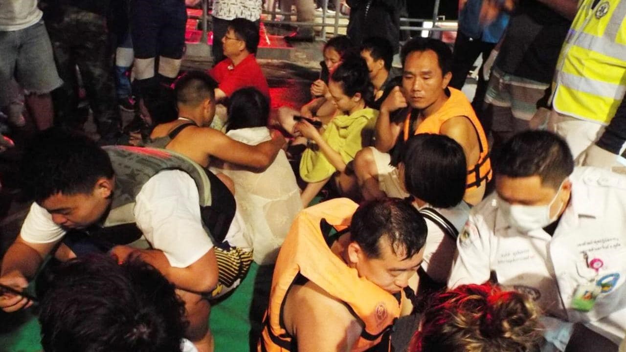 Ένας νεκρός και 56 αγνοούμενοι μετά τη βύθιση τουριστικού σκάφους στο Πουκέτ – ΒΙΝΤΕΟ