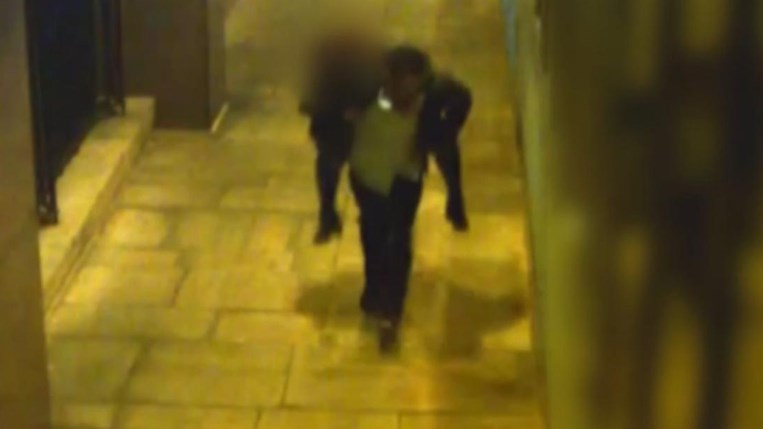 Παντρεμένος δημοτικός υπάλληλος βίασε 18χρονη – Τον “έπιασαν” οι κάμερες ασφαλείας – ΒΙΝΤΕΟ