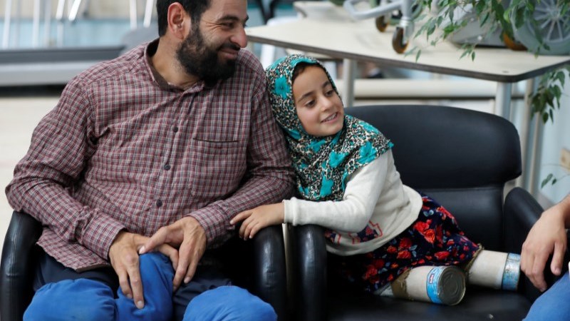 Η συγκλονιστική ιστορία της 8χρονης από τη Συρία που περπατούσε με προσθετικά μέλη από κονσερβοκούτια