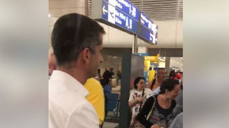 Ο Μπακογιάννης… σερβιτόρος – BINTEO