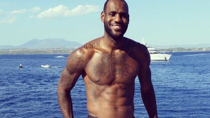 «Ξέφυγε» μετά το «χρυσό» συμβόλαιο ο Λεμπρόν Τζέιμς – Χόρευε με πούρο στο χέρι – ΒΙΝΤΕΟ