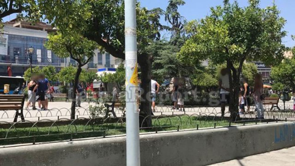Ο κακός χαμός στη Λαμία –  Έπεσαν μπουνιές και…ξύλο με καδρόνια στην πλατεία Πάρκου – ΦΩΤΟ – ΒΙΝΤΕΟ