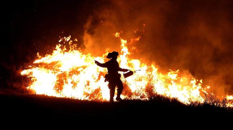 Πύρινη κόλαση στην Καλιφόρνια – Ένας νεκρός και μεγάλες καταστροφές από τη φωτιά στα σύνορα με το Όρεγκον