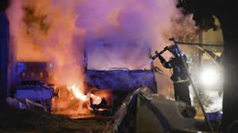 Τέταρτη νύχτα έντασης στη Νάντη- Πυρπόλησαν αυτοκίνητα- Mε βόμβες μολότοφ επιτέθηκαν στους αστυνομικούς- ΒΙΝΤΕΟ – ΦΩΤΟ