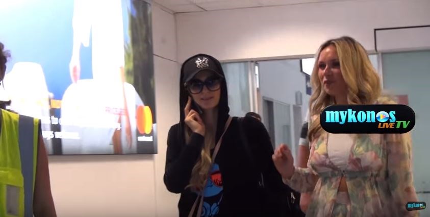 Στη Μύκονο η Πάρις Χίλτον- Δείτε την άφιξή της στο αεροδρόμιο- ΒΙΝΤΕΟ