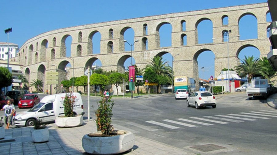 «Άγιο» είχε ηλικιωμένη στην Καβάλα – Την παρέσυρε νταλίκα αλλά επέζησε