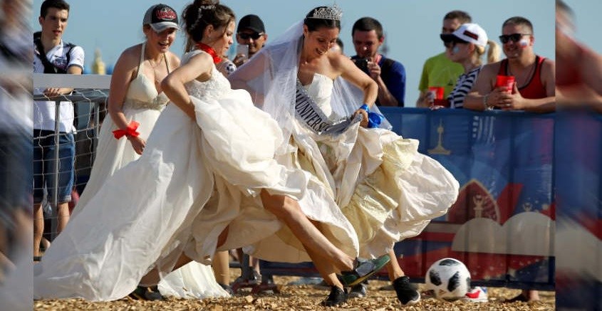 Η παράνοια του Μουντιάλ «χτύπησε» τις Ρωσίδες: Παίζουν μπάλα με τα νυφικά – ΒΙΝΤΕΟ