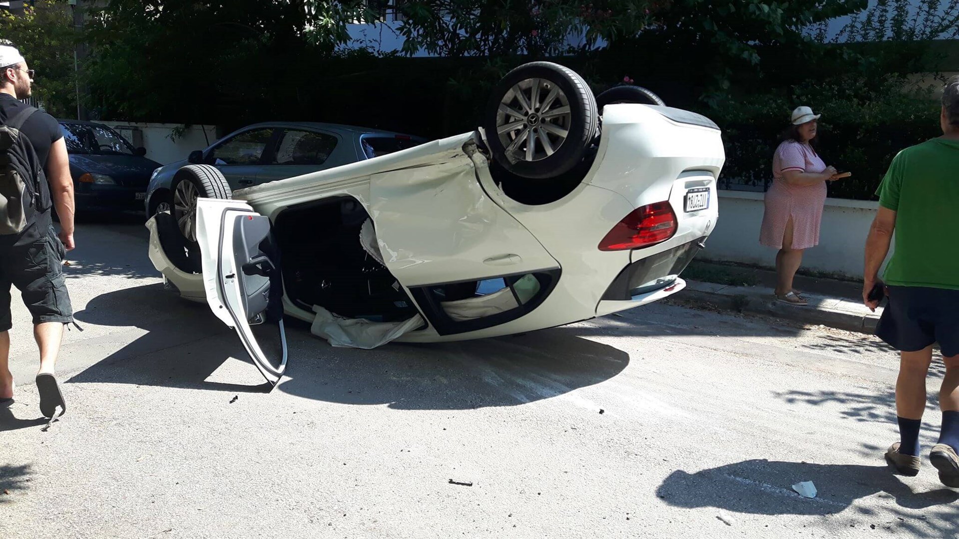 Σηκώθηκαν τα Βριλήσσια στο πόδι από το τροχαίο – Τούμπαρε το ένα αυτοκίνητο μέσα στο στενάκι – ΦΩΤΟ