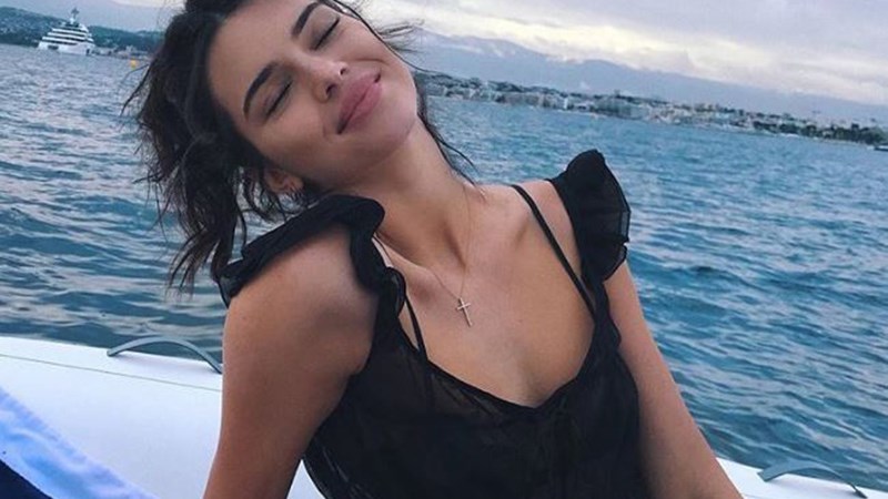 Αυτή είναι η ΦΩΤΟ της Kendall Jenner με λευκό μαγιό που άγγιξε τα 4 εκατομμύρια likes