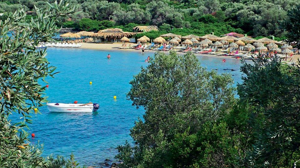 Χαμός στα Λιχαδονήσια με μεθυσμένο κυβερνήτη σκάφους – Οι μπύρες προκάλεσαν…πανικό στον επίγειο παράδεισο