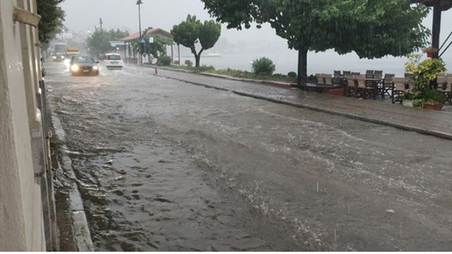 Καταιγίδα “σάρωσε” τον Βόλο – Πλημμύρες, εγκλωβισμένα αυτοκίνητα και πεσμένα δέντρα
