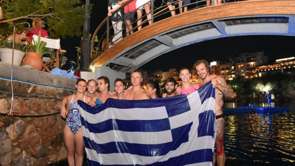 Μαγεία στην Κρήτη: Εντυπωσιακό νυχτερινό σόου καταδύσεων στη λίμνη του Αγίου Νικολάου – ΦΩΤΟ